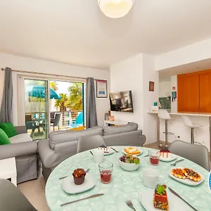 B06 - Top-floor Marina 2 Bed Apartment